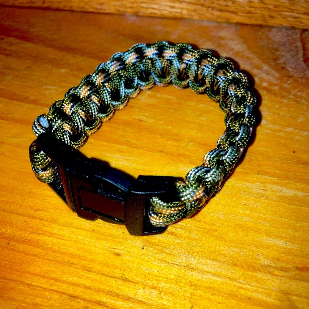 Green and silver para cord bracelet